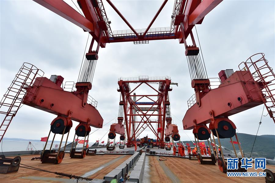 （經濟）（3）平潭海峽公鐵兩用大橋大小練島水道橋鋼桁梁合龍