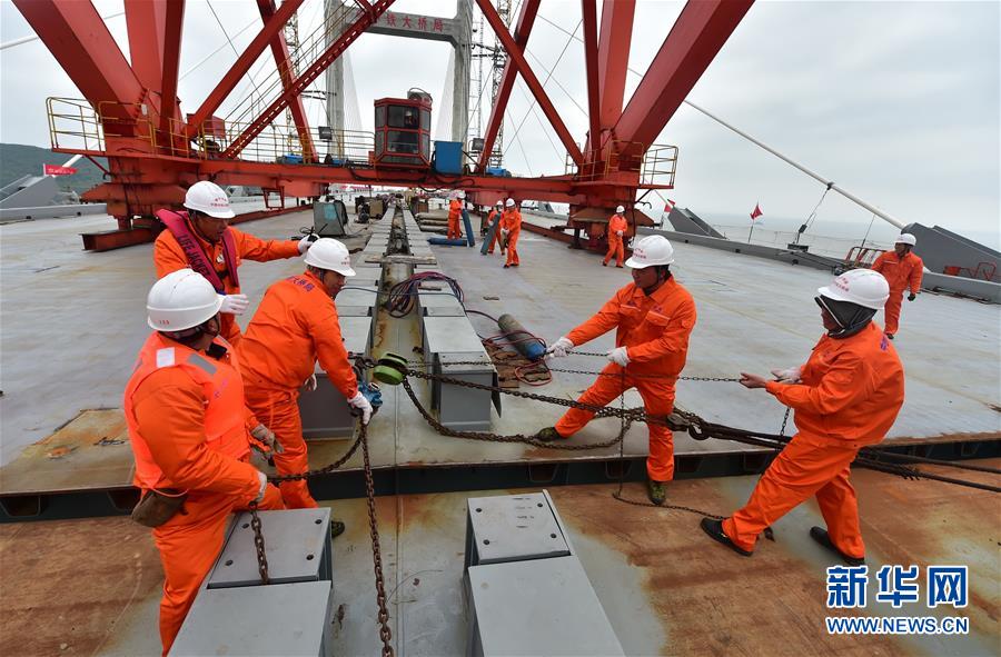（經濟）（4）平潭海峽公鐵兩用大橋大小練島水道橋鋼桁梁合龍