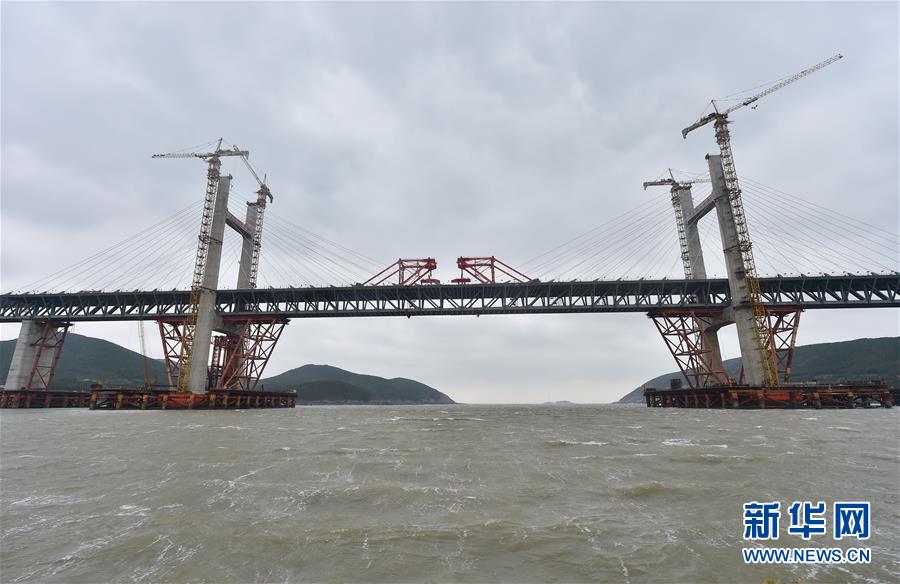 （經濟）（1）平潭海峽公鐵兩用大橋大小練島水道橋鋼桁梁合龍