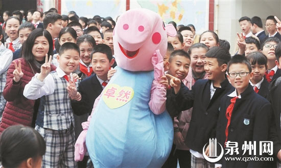 與小豬佩奇合影，孩子們樂(lè)開(kāi)花。